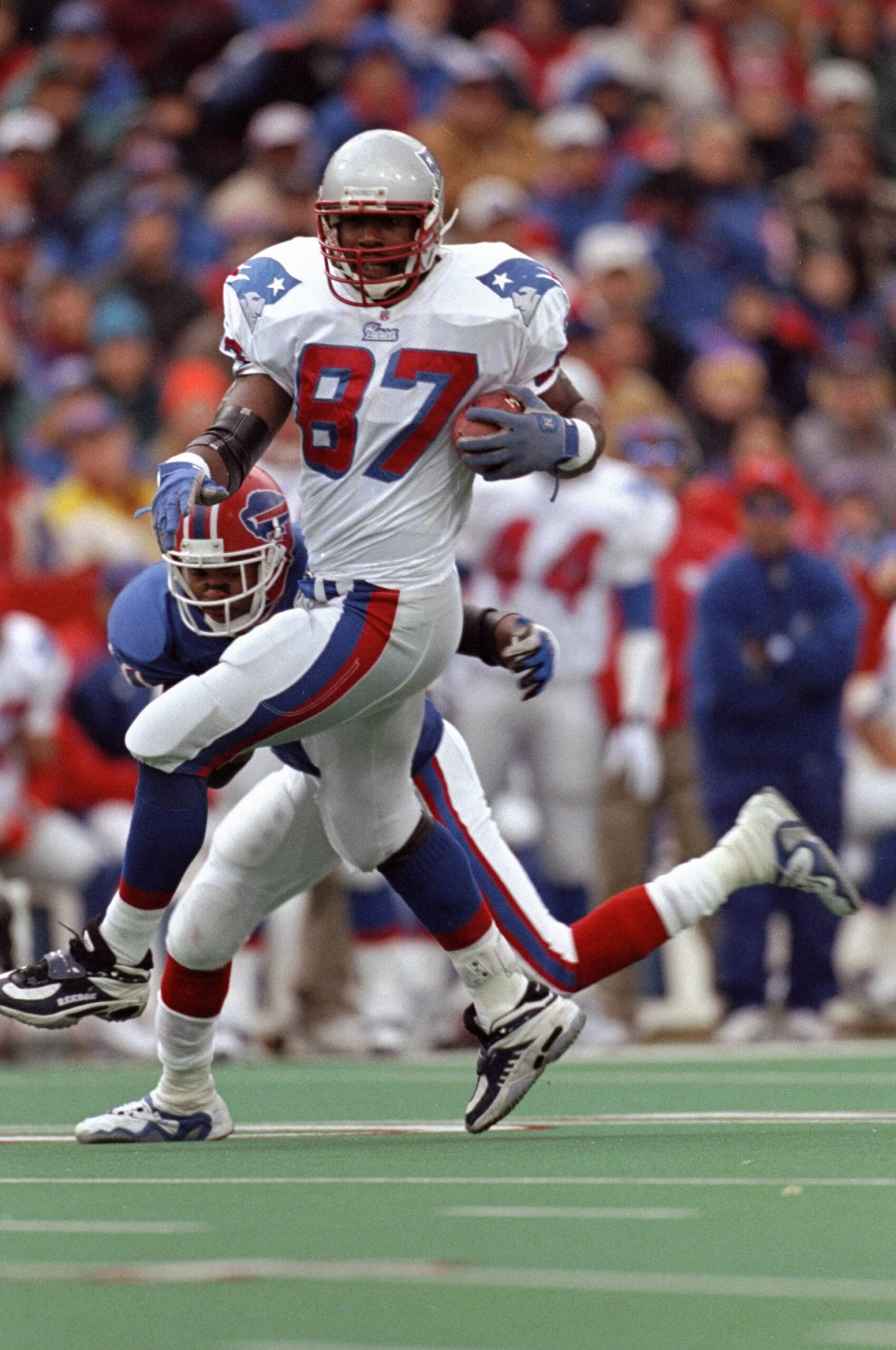 15 Nov 1998:  Ben Coates #87 of the New England Patriots in action during the game against the Buffalo Bills at the Rich Stadium in Orchard Park, New York. The Bills defeated the Patriots 13-10. Mandatory Credit: Rick Stewart  /Allsport